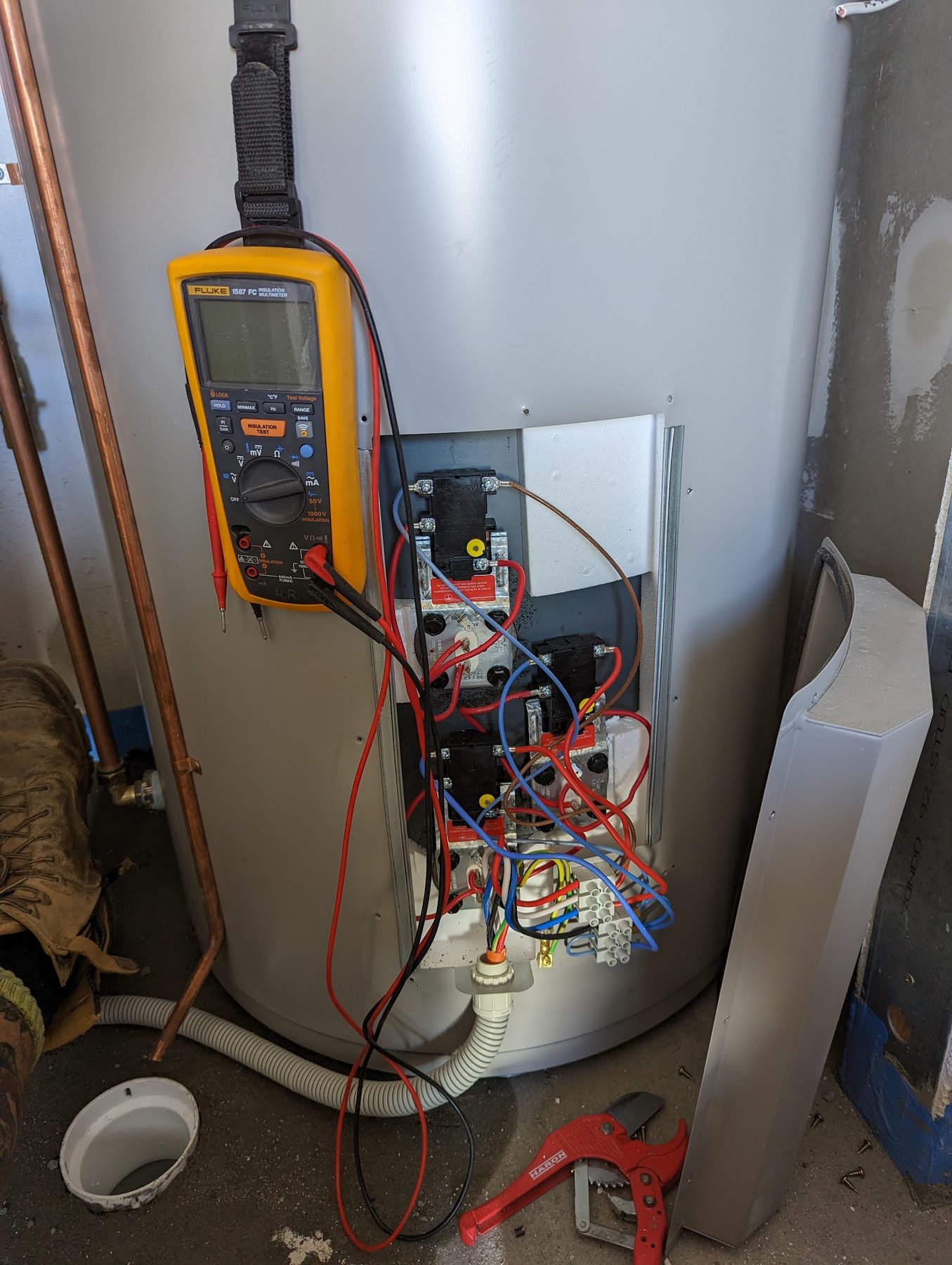 Hot water system tested with the insulation meter